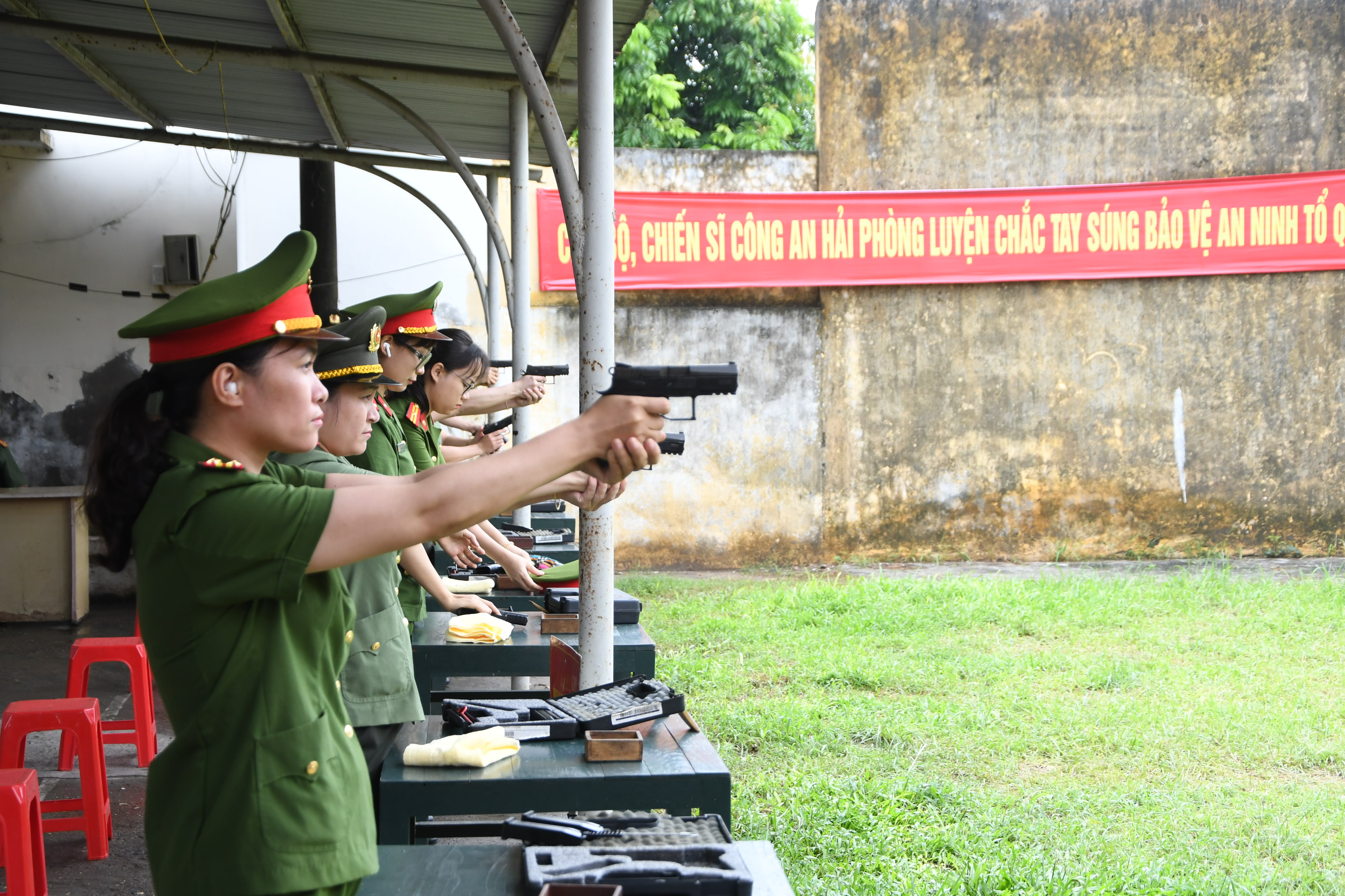 Trường hợp nào được nổ súng quân dụng khi thực hiện nhiệm vụ bảo đảm an ninh, trật tự